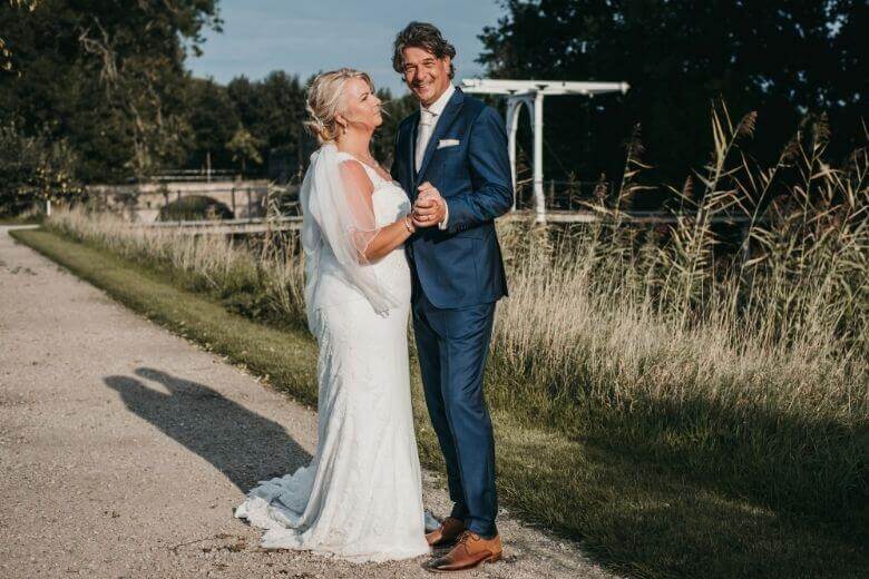 Married at First Sightdeelnemers veilen bruidskleding Married at First Sightdeelnemers veilen bruidskleding